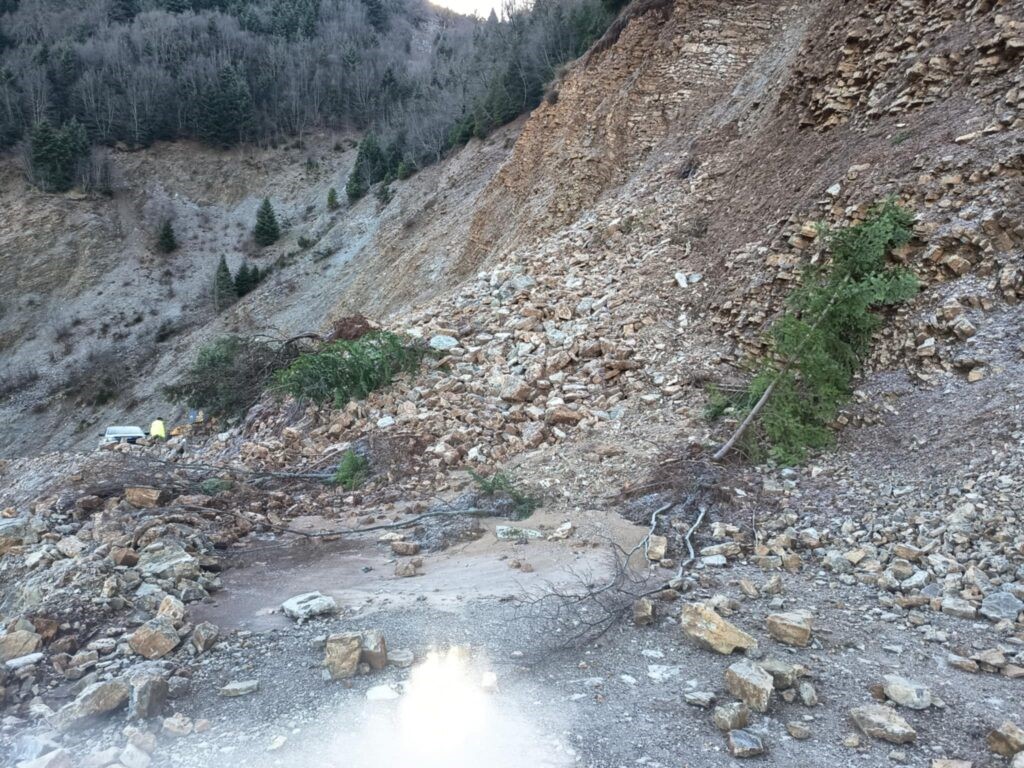 Έκλεισε λόγω κατολίσθησης ο δρόμος Καρυά – Κουμπουριανά